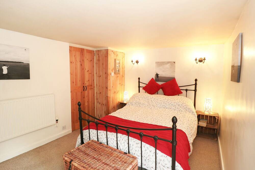 Holly Cottage, pet friendly, with open fire in Cromford in Cromford, Derbyshire