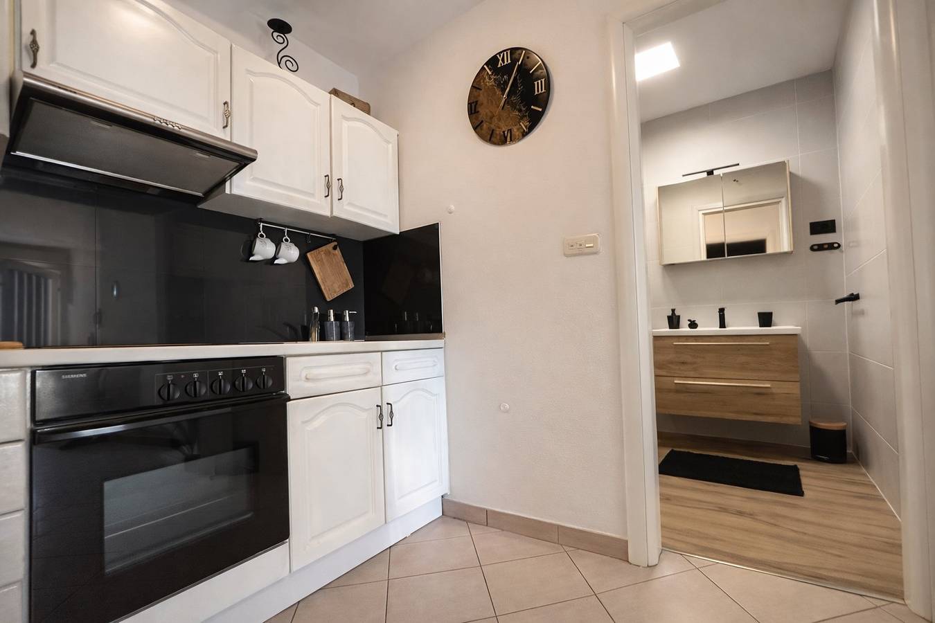 Ganze Wohnung, 2 Bedroom Apartment Karla A2 for 4 person in Stanići near city Omiš  in Stanici, Omis-Riviera