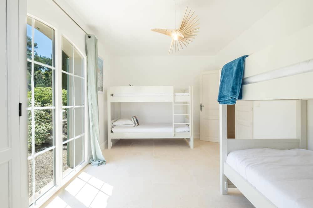 Jewel of 280m² with Infinity Pool in Absolute Calm in Roquefort-les-Pins, Cannes region