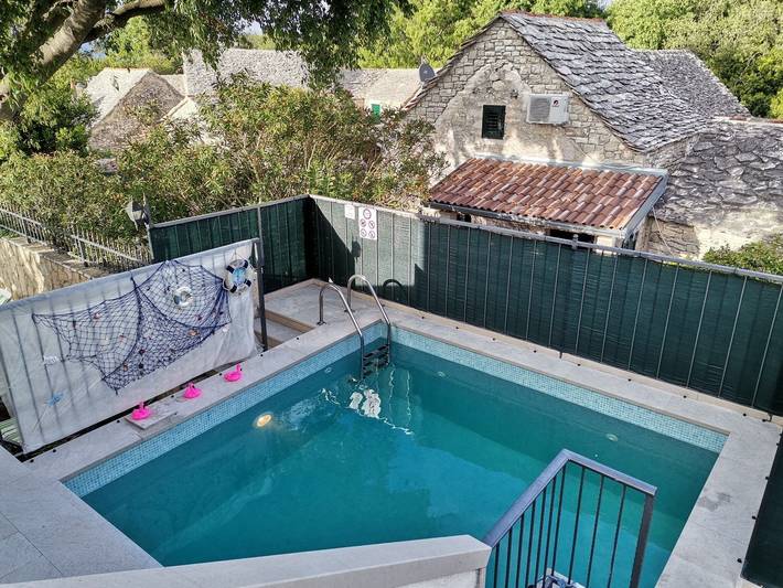 Holiday rental for 12 people, with pool and balcony, with pets in Brac