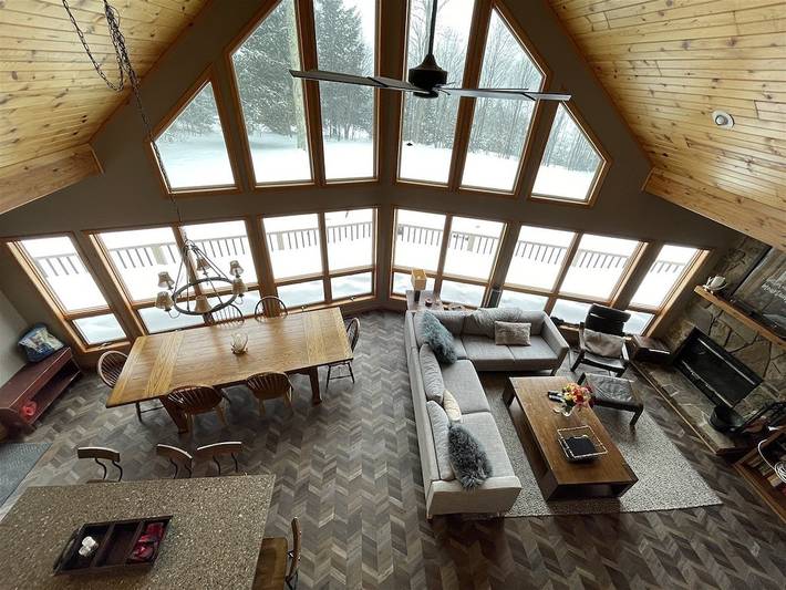 Vacation rental for 14 people, with balcony and yard as well as hot tub in Canaan Valley