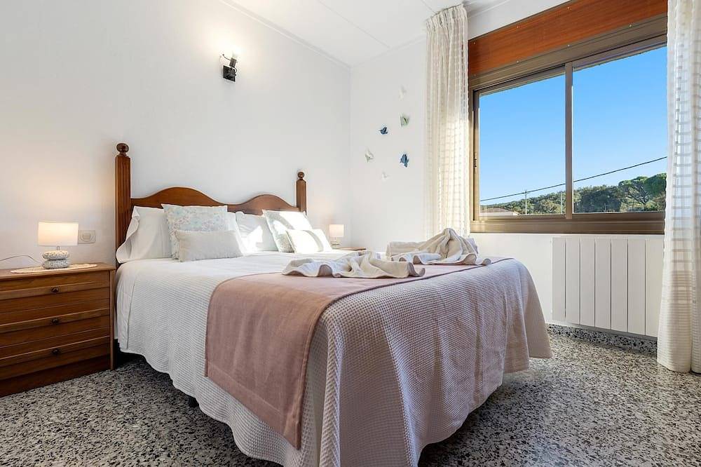 Gran zona exterior con piscina privada y barbacoa in Llagostera, Costa Brava