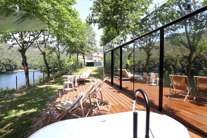 Casa rural para 3 personas, con Balcón y Jacuzzi además de Terraza y Jardín en Mosteiro