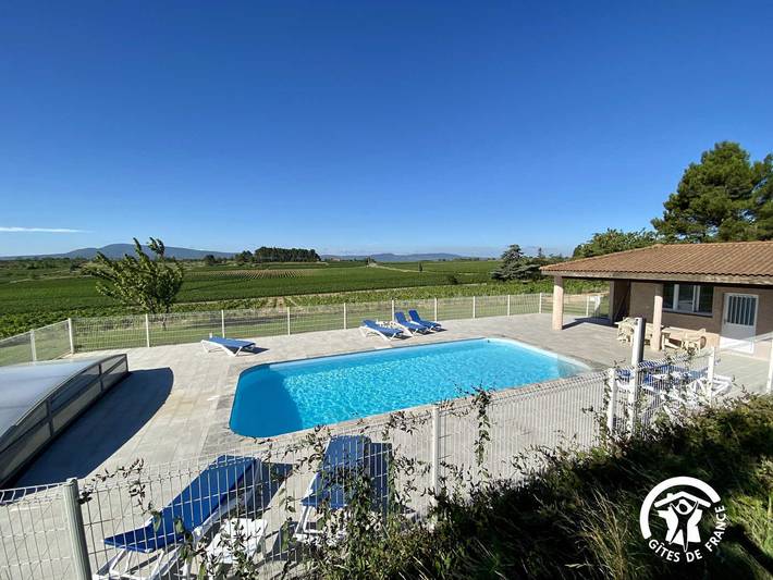 Gîte pour 4 personnes, avec Terrasse ainsi que Jardin et Piscine