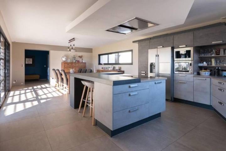 Location de vacances pour 10 personnes, avec terrasse ainsi que jardin et vue à Neuville-sur-Sarthe - 3