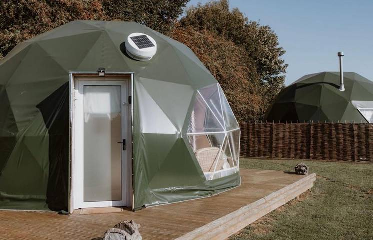 Glamping for 4 people, with Balcony and Terrace as well as Garden and View in Oxfordshire