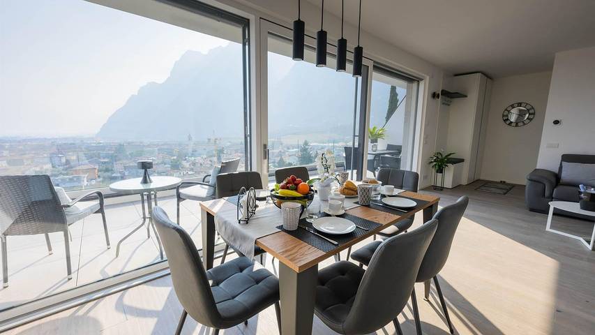Attico per 4 persone, con idromassaggio e balcone a Riva del Garda