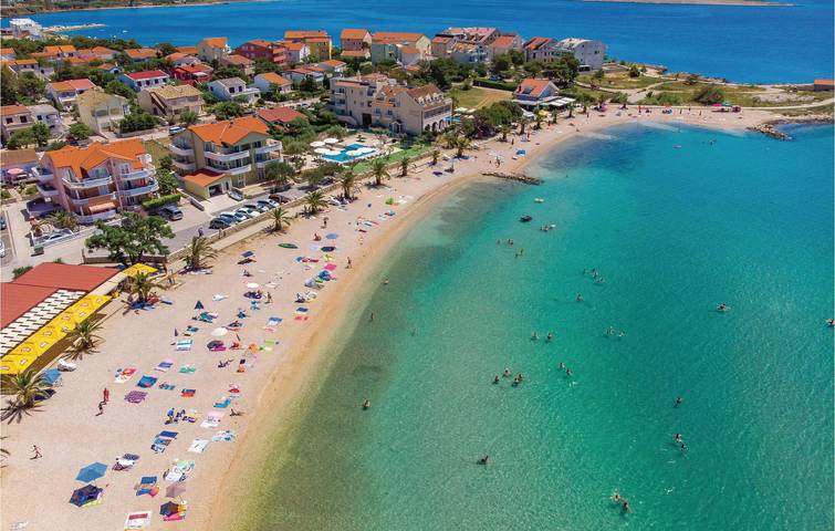 Ganze Ferienwohnung, Gemütliches Apartment mit Pool, Terrasse und Strandzugang in Povljana, Pag