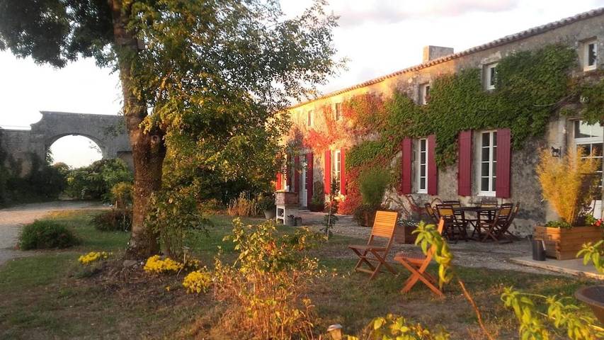 Location de vacances pour 11 personnes, avec Terrasse ainsi que Jardin et Vue à Saint-Bonnet-sur-Gironde