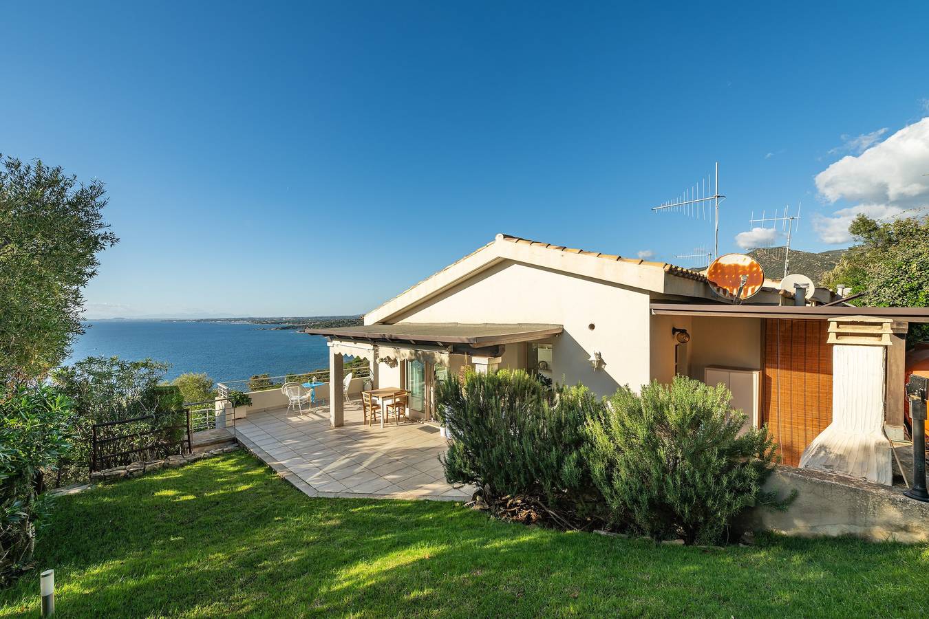 Holiday Home 'Daisy' with Sea View, Wi-Fi and Air Conditioning in Terra Mala, Cagliari Province