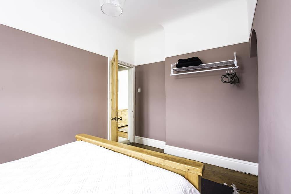 The cottage is a short walk to the Station, with trains to Liverpool / chester, in Merseyside