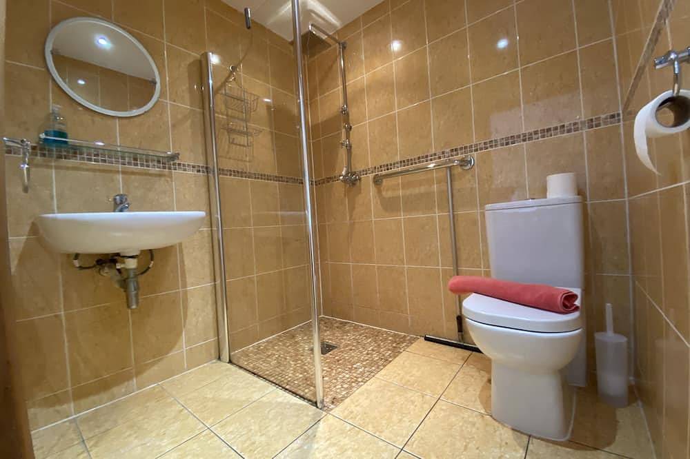Ash - Luxury cottage with great views,  with fishing, indoor pool & gym. in Cornwall