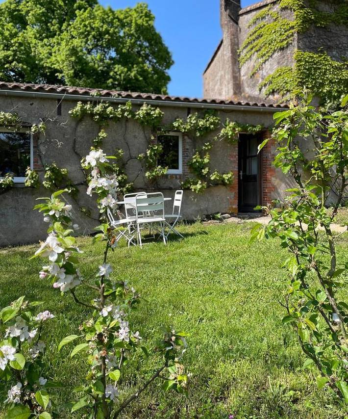 Location de vacances pour 3 personnes, avec Terrasse ainsi que Jardin et Piscine à Saint-Fulgent