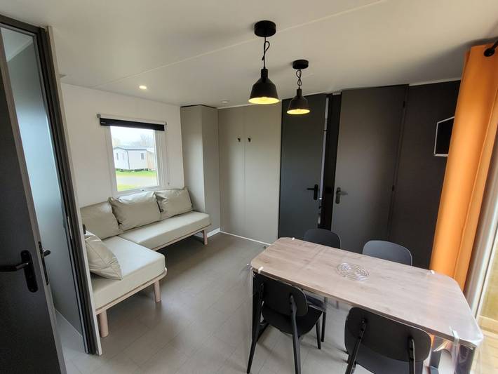 Mobil home pour 4 personnes, avec terrasse et piscine à Ambon - 3