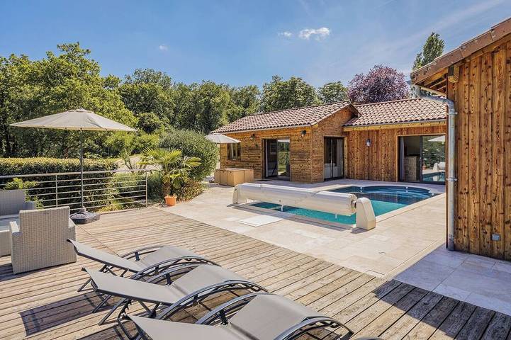 Gîte pour 8 personnes, avec jardin ainsi que jacuzzi et terrasse, animaux acceptés à Condat-sur-Vézère