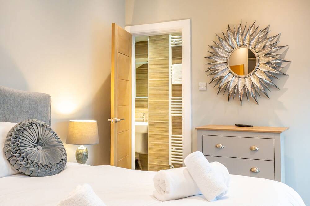 Modern-Ferienhaus-Ensuite mit Badewanne und Dusche in Tweedmouth, Northumberland