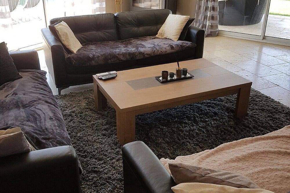 Calificación de 5 estrellas, villa de 4 camas, amplio espacio al aire libre, casita de piscina y hermosa garde in Carpentras, Parque natural regional del Mont Ventoux