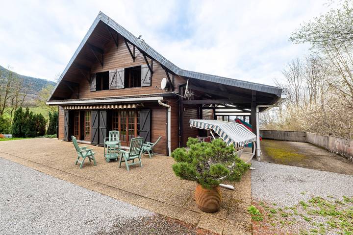 Gîte pour 12 personnes, avec Balcon ainsi que Terrasse et Jardin à Seythenex