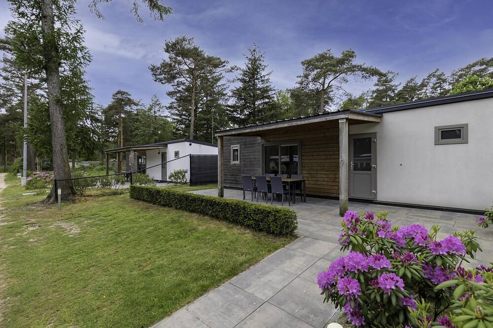 Komfortables Chalet auf einem bewaldeten Camping in Nordbrabant