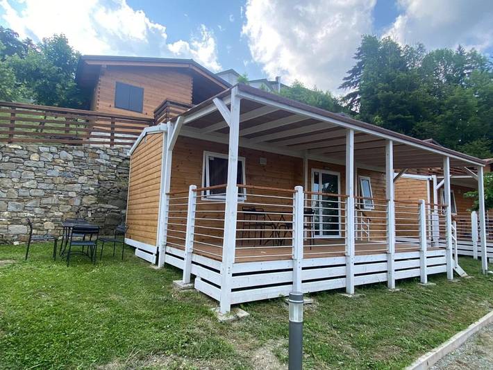 Casa vacanza per 4 persone, con Idromassaggio e Terrazza nonché Giardino e Piscina in Cimone