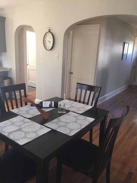 Ideale Innenstadtlage! Schöner neu renovierter Ferienbungalow in Brevard, Transylvania County