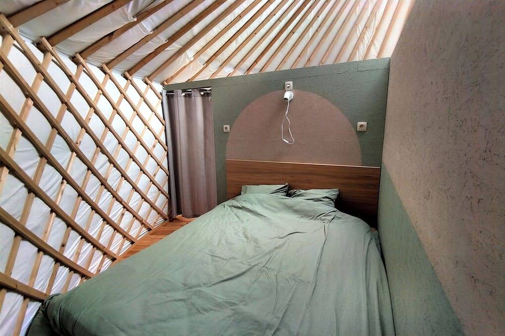 L'olivier is a magnificent yurt just a 10-minute walk from Pairi Daiza. in Brugelette, Hainaut