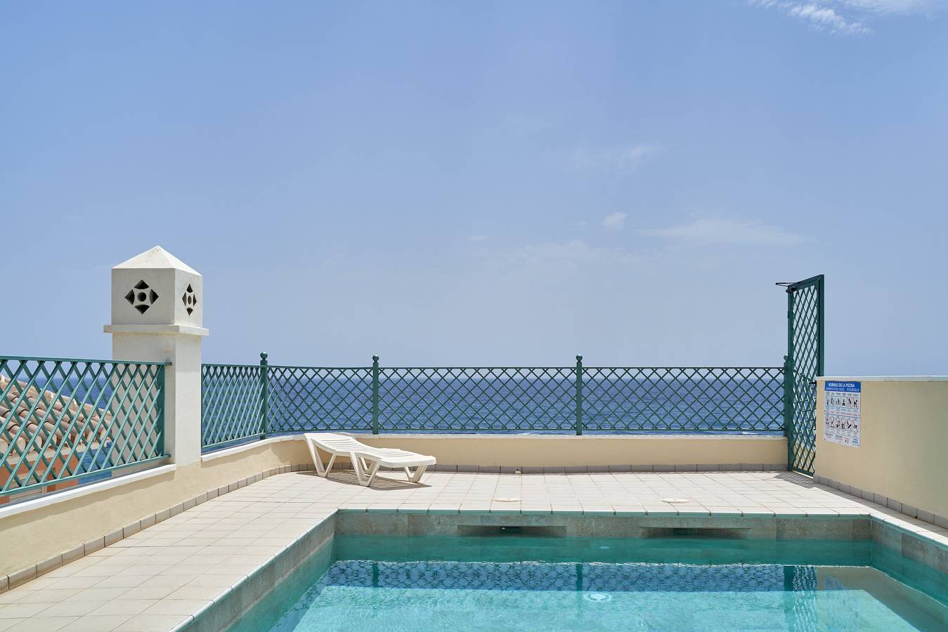 Geheel appartement, "Beachfront Apartment Torrox Costa" appartement met zeezicht, balkon, zwembad op het dak & Wi-Fi in Torrox Costa, Torrox
