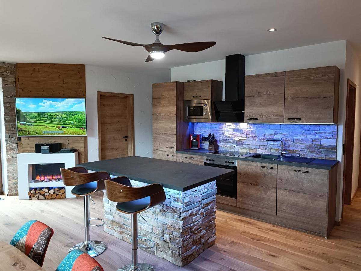 Geheel appartement, Luxus Ferienwohnung Chalet Seenähe in Schalkenmehren, Vulkaan-Eifel