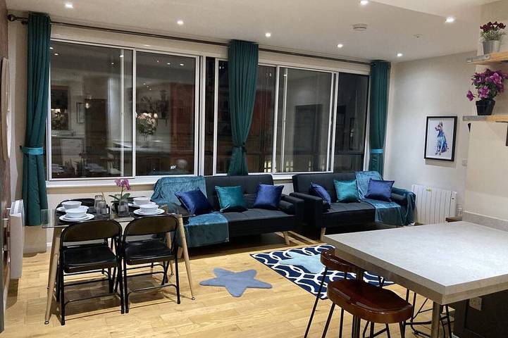Apartment for 8 people, with terrace in Sheffield