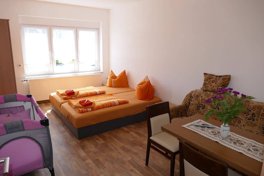 Ganze Wohnung, 2 Ferienwohnungen für 5 bis 8 Personen in Stadtlage, Nahe Kiebitz-See in Falkenberg/Elster, Naturpark niederlausitzer heidelandschaft (Brandenburg)