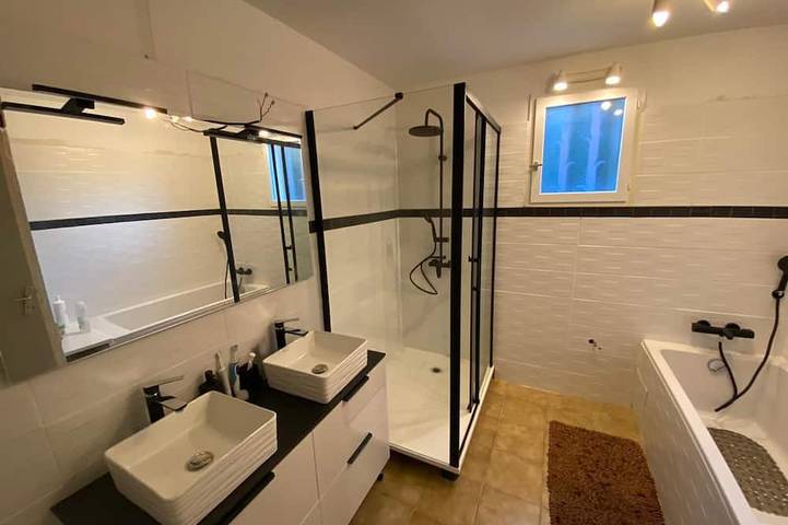 Location de vacances pour 6 personnes, avec terrasse ainsi que jardin et piscine, animaux acceptés dans Plage de la Gaillarde - 4