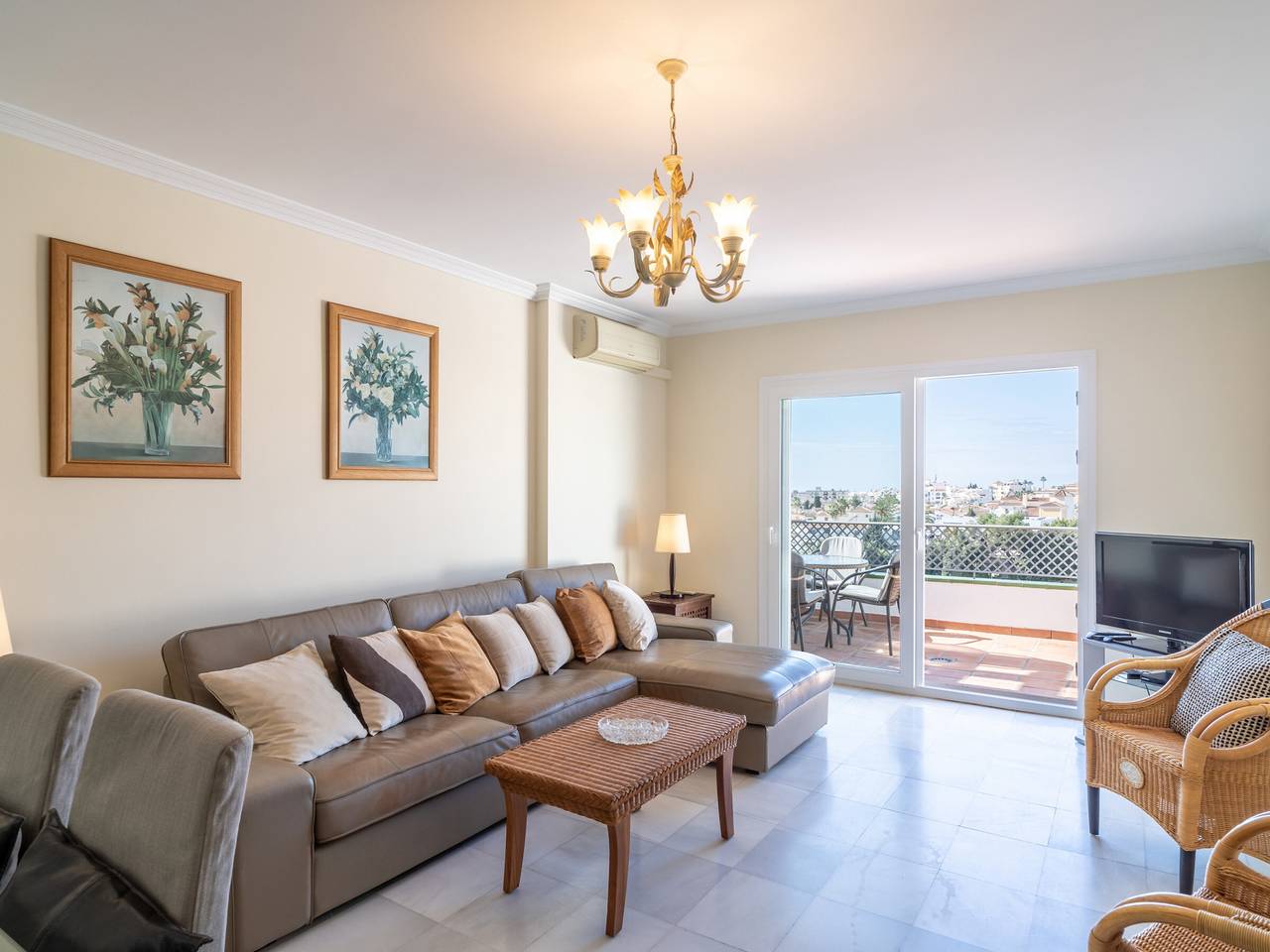 Maison avec terrasses vue mer, piscine commune, plage proche in Playa de Burriana, Nerja