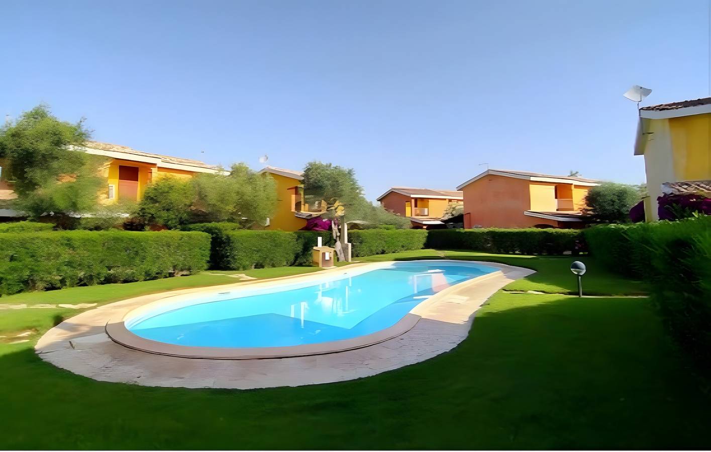 Villa 'Livia' con piscina comunitaria, terraza privada y jardín privado in Is Potettus, Porto Pino