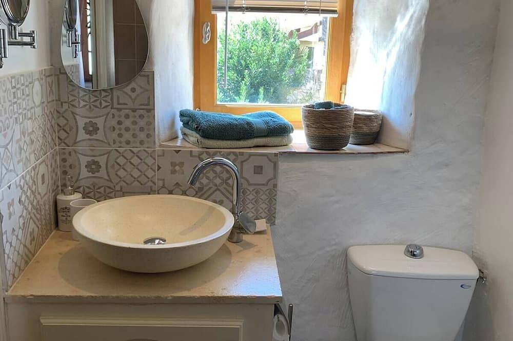Air-conditioned medieval house with garden, linen included in Monpazier, Périgord Pourpre