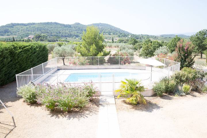 Gîte pour 6 personnes, avec terrasse ainsi que jardin et piscine à Saint-Saturnin-lès-Apt - 4