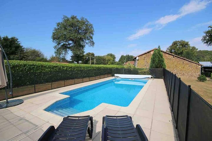 Location de vacances pour 7 personnes, avec Terrasse et Jacuzzi ainsi que Jardin et Piscine à Busserolles