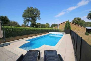 Gîte pour 7 personnes, avec vue ainsi que jardin et piscine à Busserolles