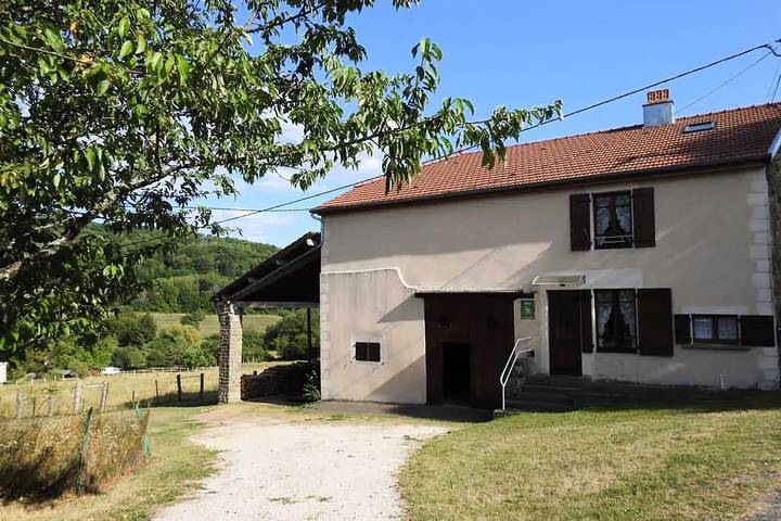 Gîte pour 6 personnes, avec jardin dans Voisey