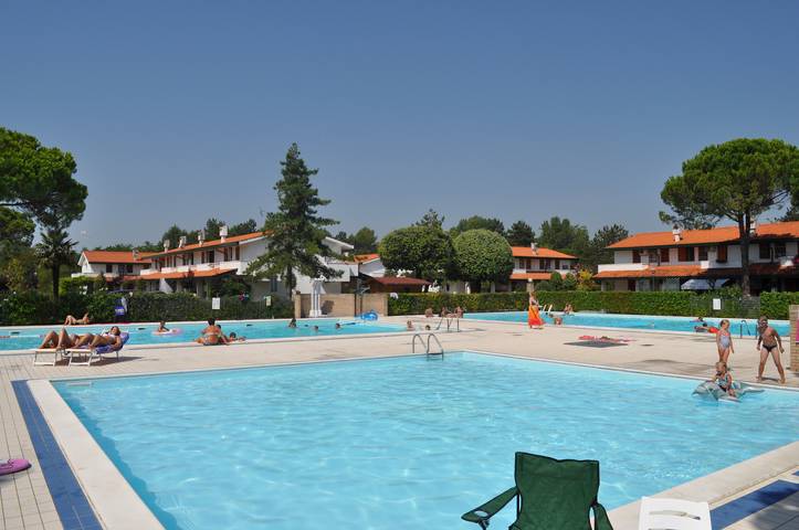 Apartamento vacacional entero, Apartamento vacacional en pueblo de vacaciones con piscina y jardín in Bibione, San Michele al Tagliamento