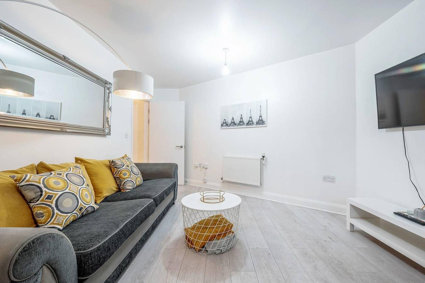 Entire holiday apartment, Luxury Central London Balcony 1-Bed Apt w/ Parking in Southwark, London