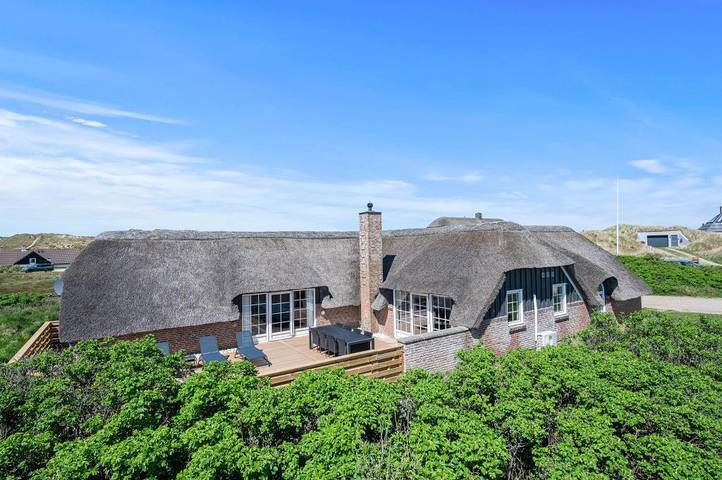 Villa for 8 personer, Jacuzzi og Terrasse i tillegg til Badebasseng og Sauna i Ringkøbing