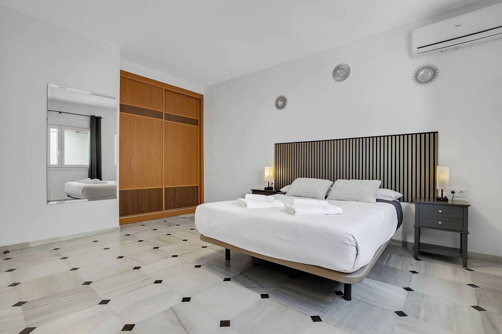 Spacious villa 5 min from the airport. Ideal for families and large groups in Churriana, Malaga