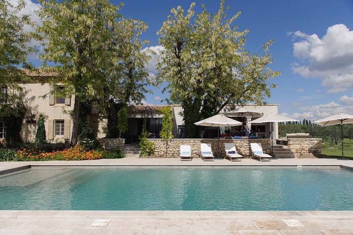 Location de vacances pour 8 personnes, avec jardin, animaux acceptés à Saint-Pierre-de-Mézoargues