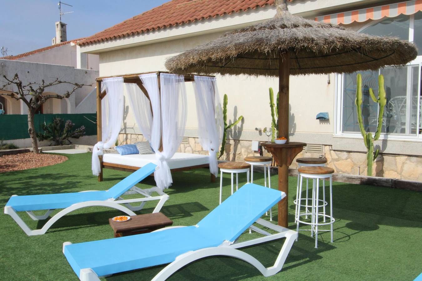 Casa Perla, ideal para tus vacaciones cerca del mar, wifi gratuito, aire acondicionado opcional, piscina privada, se admiten mascotas, playa para perros in Platja de Riumar (Deltebre), Riumar