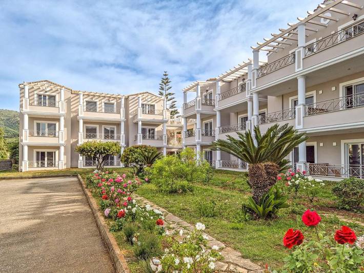 Appart’hôtel pour 2 personnes, avec piscine et vue ainsi que balcon et jardin