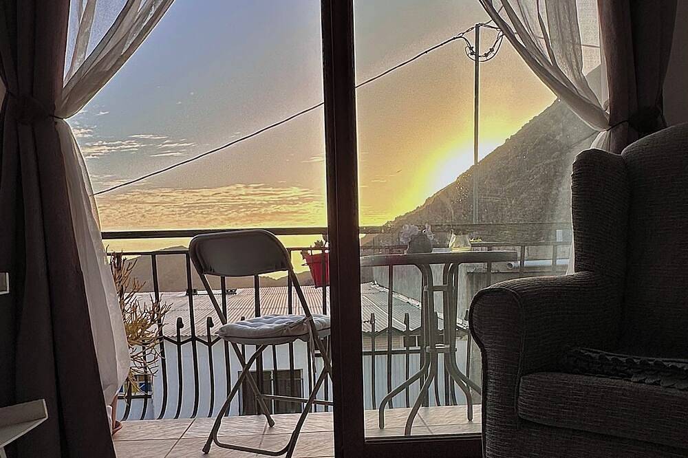 Room with balcony and breakfast-Casa Regina Tenerife with swimming pool in Tamaimo, Santiago del Teide