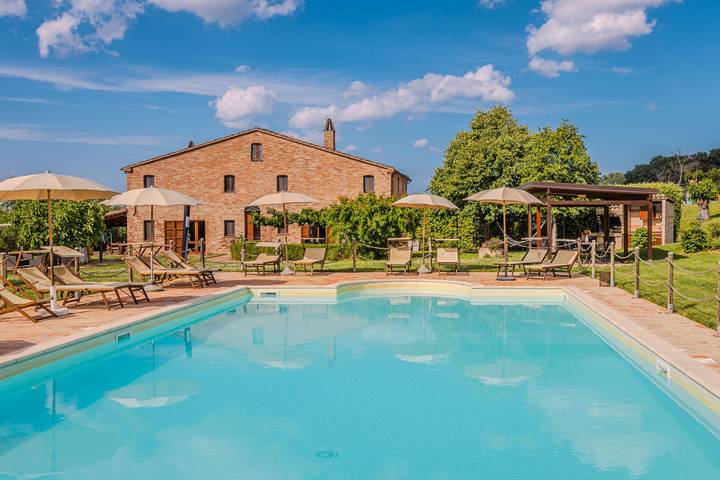 Casa vacanza per 18 persone, con piscina e giardino a Corinaldo