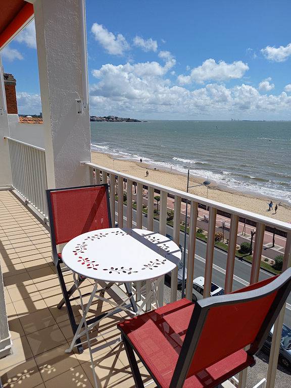 Appartement entier, T2 vue mer, balcon avec table, face grande plage, réf. A46 in Royan, Côte de Beauté