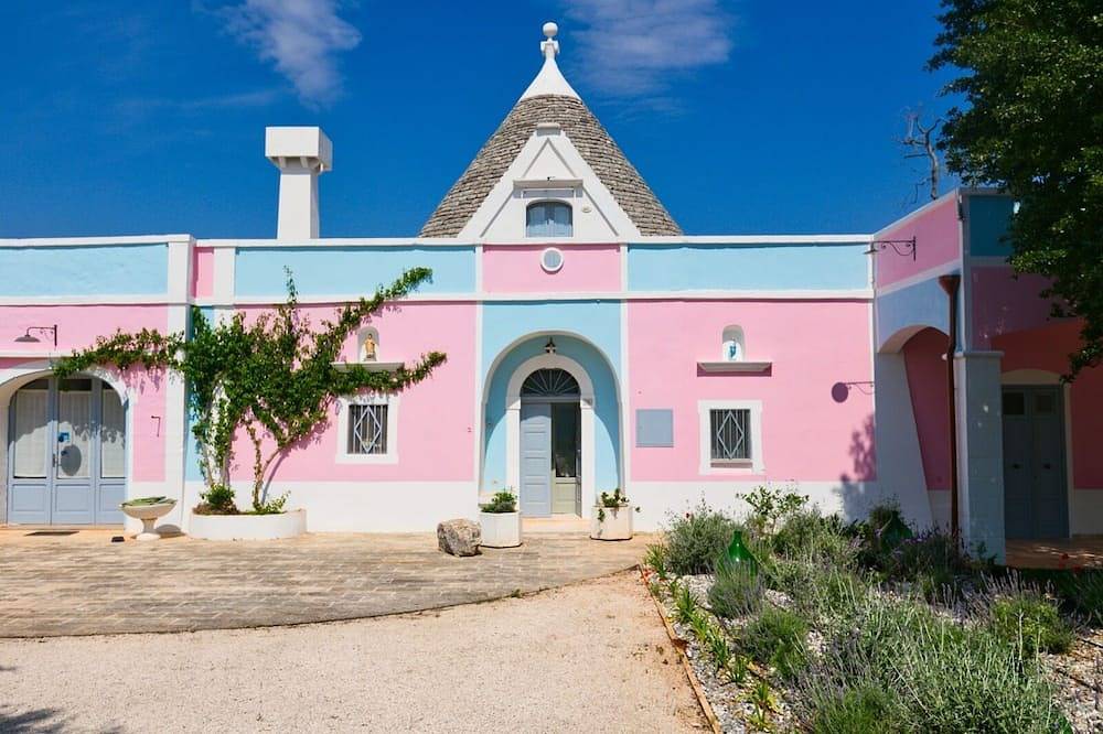 Masseria Trullo Sovrano: trulli, authentic charm, pool and flavors. in Cisternino, Salento