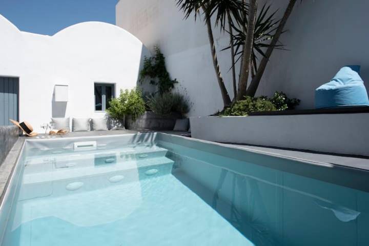 Ferienhaus für 6 Personen, mit Balkon und Terrasse sowie Garten und Pool in Thera
